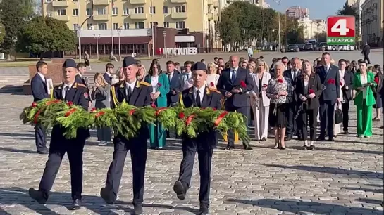 Возложение цветов к вечному огню в Могилеве