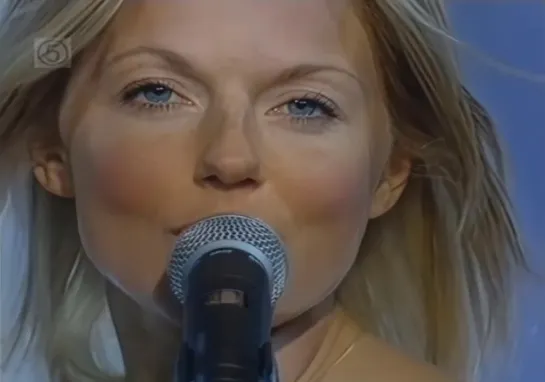 Geri Halliwell - Calling (Live at Pepsi Chart 2001) • HD