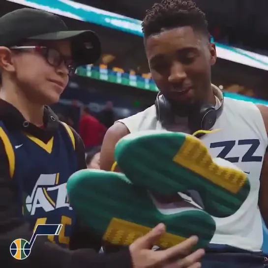 Donovan Mitchell дарит кроссы случайному школьнику