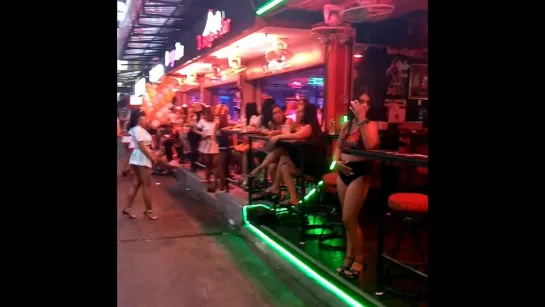 Паттайя. Pattaya. Soi 7. Улица ночных баров и ресторанов.