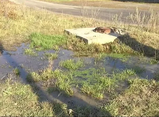 В Тогуре на ул. Королёва в результате порыва из колодца бежит вода, которая подтапливает усадьбы