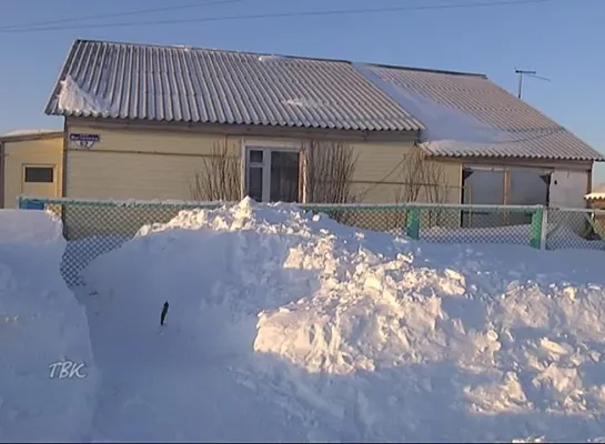 В Тогуре трактор при расчистке дороги сгреб кучу снега к частной усадьбе, перегородив проход к дому