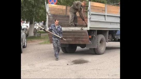 Дорожные ямы вновь засыпают землей