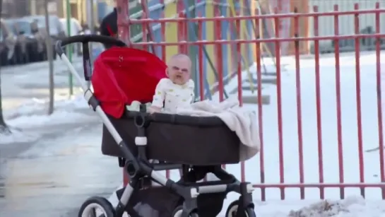 Страшный ребенок в коляске. Народ в ужасе!