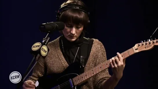 Cate Le Bon - Are You With Me Now