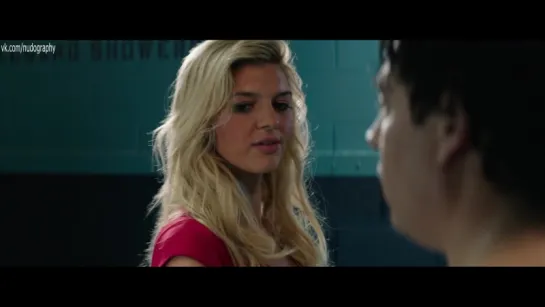 Келли Рорбах (Kelly Rohrbach) и неизвестная в фильме "Спасатели Малибу" (Baywatch, 2017, Сет Гордон) 1080p