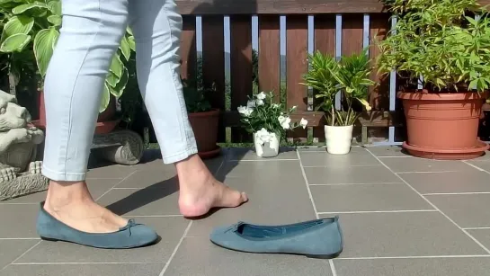 Балетки 245 shoeplay on balcony #Feet #Soles #Fetish