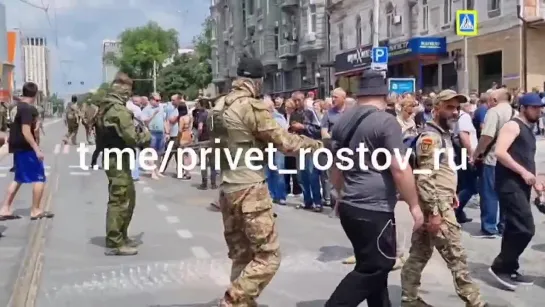 Толпу гражданских в центре Ростова у штаба ЮВО начали разгонять.