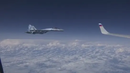 МО РФ опубликовало видео,как истребитель НАТО F-18 пытается приблизиться к борту