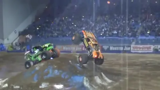 GRAVE DIGGER vs MAXIMUM DESTRUCTION Freestyle Battle Monster Truck