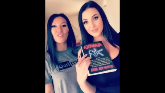 Asa Akira и Angela White две зрелые звезды презентует новую книгу и трясут сиськами