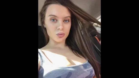 Lana Rhoades сисястая красотка подмигивает в машине