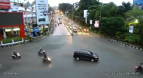 Tambrakan mengerikan di perempatan lampu merah Terekam CCTV