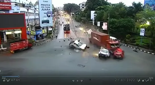 Truck Hits Dozens of Vehicles at Red Light in Balikpapan, Indonesia