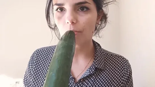 Jessy Asmr sucking cucumber