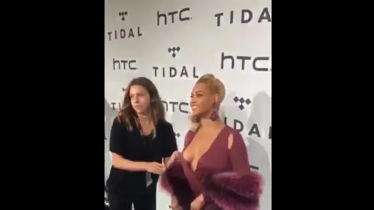 Beyonce Knowles cleavage flash at Tidal X, (October 20, 2015)