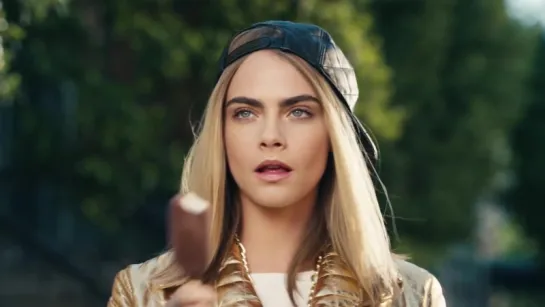 Сексуальная Кара Делевинь (Cara Delevingne) в рекламе MAGNUM X MOSCHINO (2017) 1080p