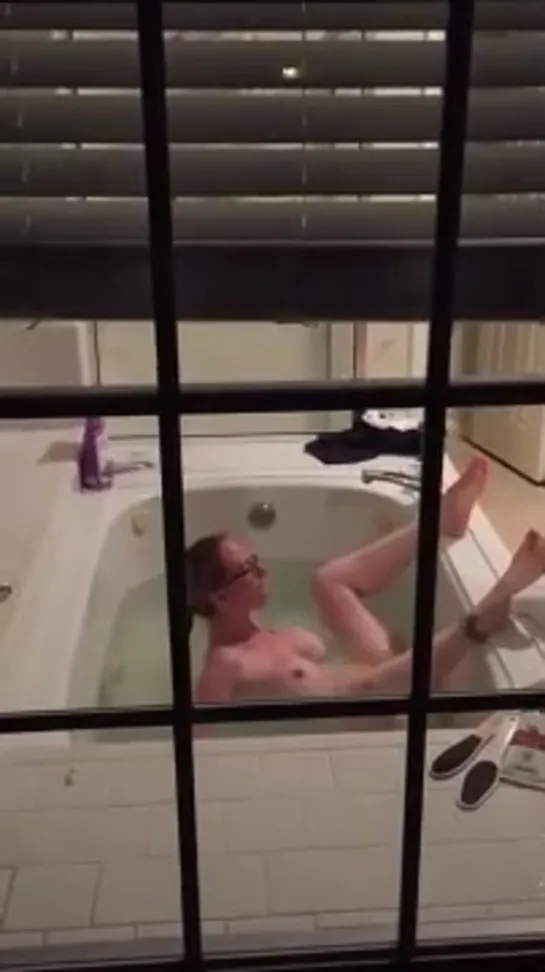 мастурбирует спалилась подглядывание в джакузи Hot nerdy girl in glasses caught masturbating in shower _ Горячая девушка в очка