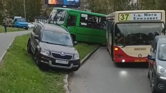 Пассажиры взбунтовались против опрокидывания автобуса.