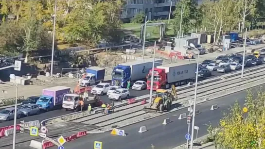 Две автоледи на час остановили движение в Екб