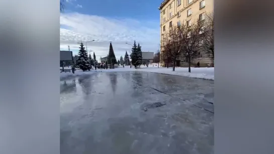 А что мелочиться? В Тагиле проспект закатали в лёд