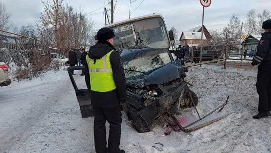 Пилота "Нивы" проткнуло трубой в массовом замесе