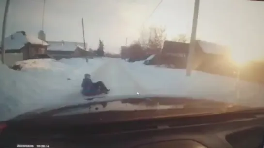 Девочка заехала под машину.