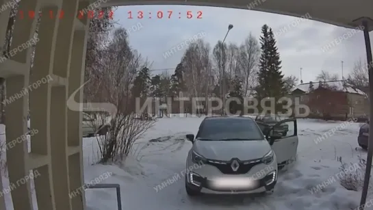 Renault ломанулся в подъезд.