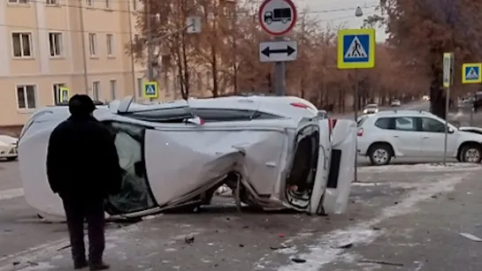 "Ниссан" опрокинул "Хавейл" на бок