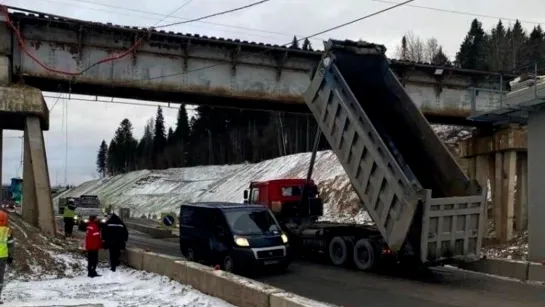 Самосвал свалил железную дорогу. Real Video