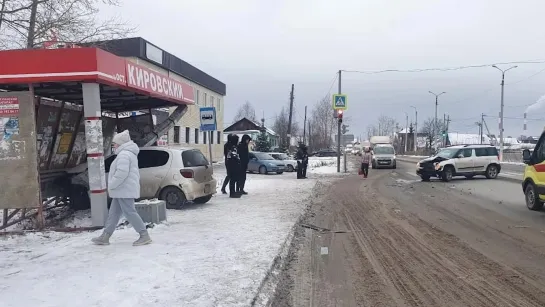 "Шкода" вколотила мелкий "Витц" в остановку