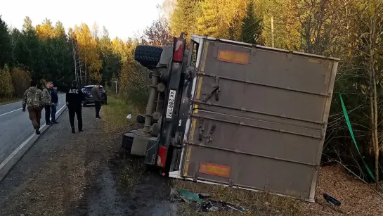 На завал МАЗа выехала охрана.