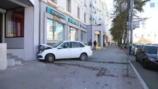 Старик наехал на аптеку - жёстко и буквально