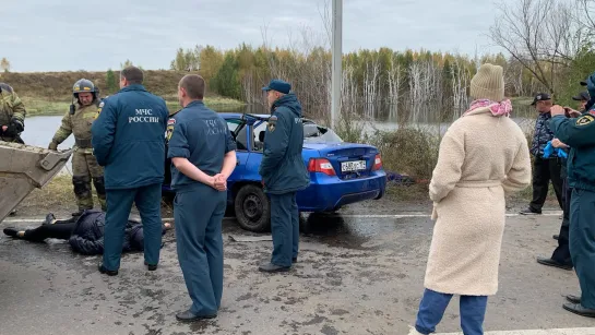 Двое погибли, упав в машине в болото