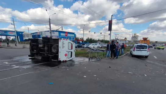 Таран "Скорой" с опрокидыванием.