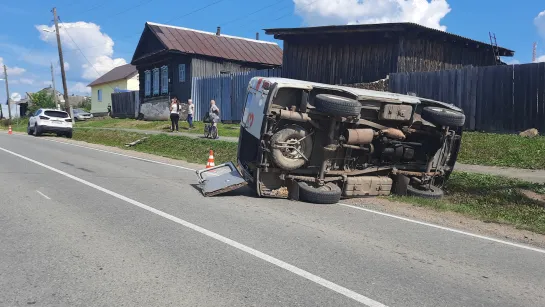 Скорая снесла девочку и завалилась на бок