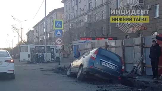 Легковушка провалилась в траншею