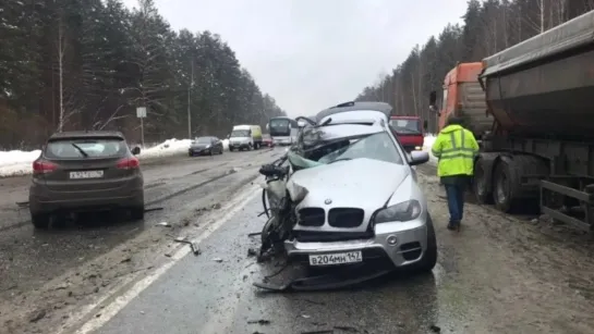 "Бэха" врезалась в грузовик и подбила кроссовер