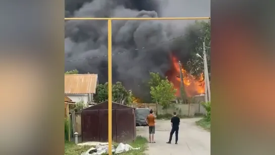 Огромная дымовуха закоптила полнеба.