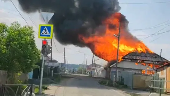 Жар полыхающей крыши почувствовали в болиде. Real video