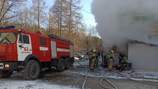 Студия звукозаписи в здании налоговой дымно горит. Real video