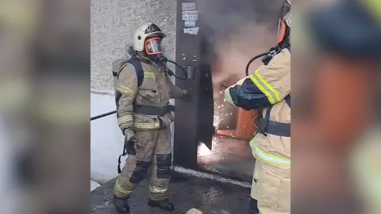 Электрощиток отстреливался от пожарных очередями.