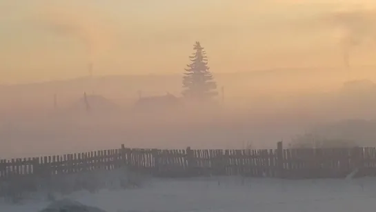 Село в дыму из-за чадящих торфяников