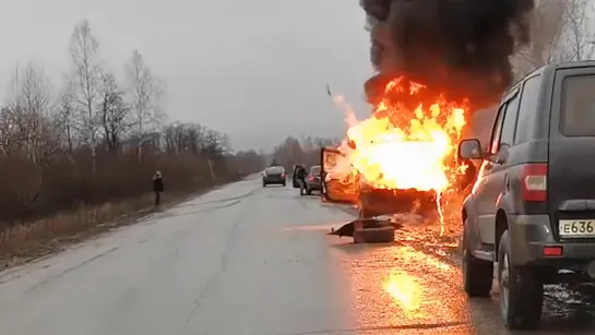 Полыхает и взрывается BMW X5. Real video