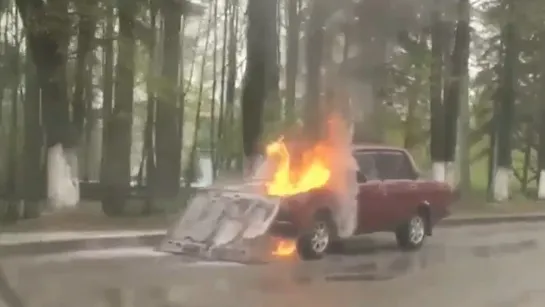 У Вечного огня вспыхнул "жигулёнок"