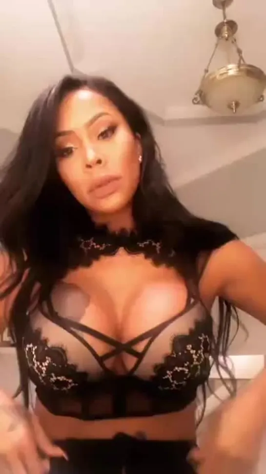 Deelishis live instagram