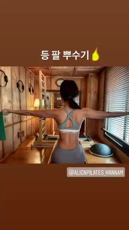 210203 @Official_LVLZ Lovelyz KEI INSTAGRAM STORY - Destroying the back and arms