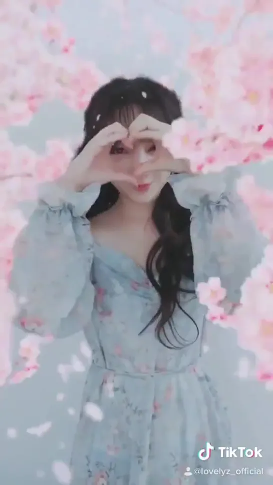 [Lovelyz][ Tiktok] - 케이 와 함께 랜선벚꽃놀이 - 어떤게 꽃일까요 - -