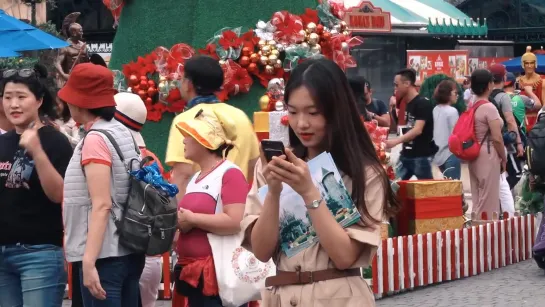 Vietnamese girls in Hanoi  Golden Bridge Da Nang