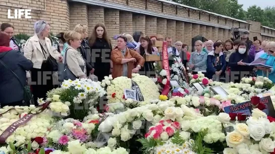 Фанаты усыпали белыми розами могилу Юрия Шатунова в годовщину его смерти